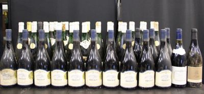 Des bouteilles de vin sont alignées sur une table devant un fond noir.
