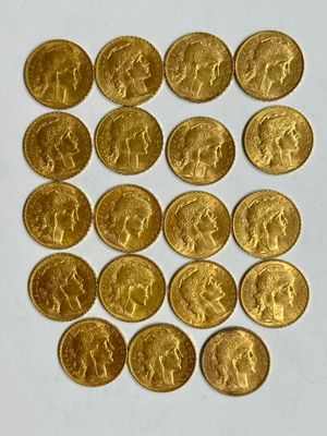 gros plan d'un paquet de pièces d'or sur une surface blanche