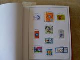 un livre ouvert avec des timbres, posé sur une table