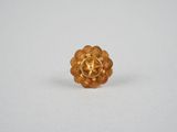 gros plan d'une bague en or sur une surface blanche