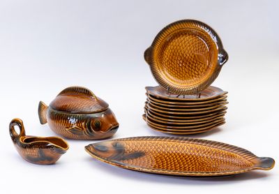 de nombreuses assiettes et bols ornés de motifs représentant des poissons