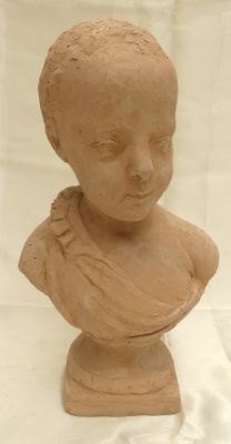 un buste d'enfant en argile sur fond blanc