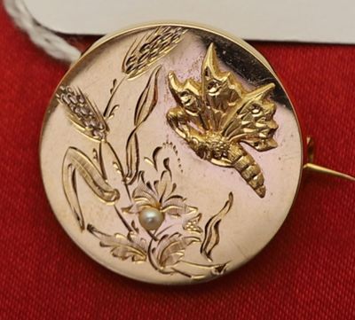 une broche en or ornée d'un chat et de fleurs