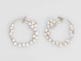 une paire de boucles d'oreilles en diamant