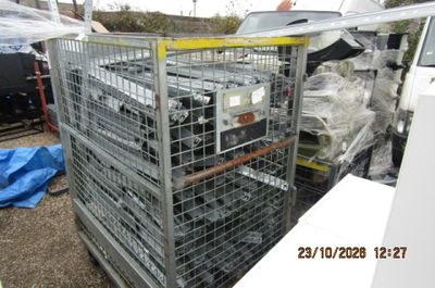 une grande cage métallique remplie de nombreux appareils électroniques de toutes sortes