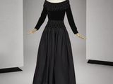 une photo d'un mannequin portant une robe noire dont l'encolure est ornée de perles