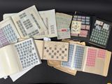 de nombreux types de timbres différents sur les pages d'un livre