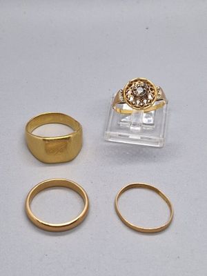 deux bagues en or et une bague en or sertie d'un diamant