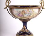 un vase bleu et or orné d'une peinture