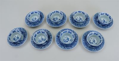 six tasses et soucoupes bleues et blanches posées sur une table