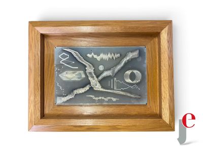 a picture of a picture of a clock made of metal