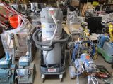 de nombreux types d'aspirateurs et d'autres outils éparpillés sur le sol