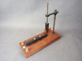 une photo d'une maquette de machine posée sur un socle en bois