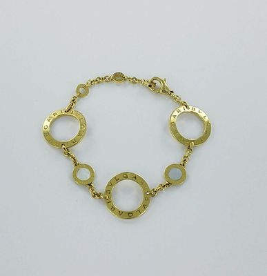 une image représentant un bracelet en or orné de cercles
