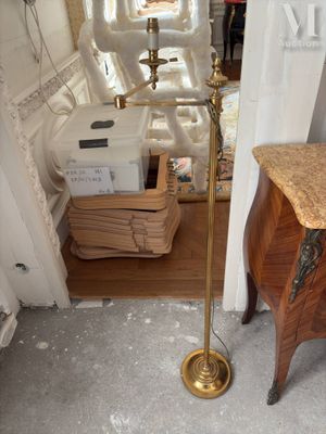 une lampe posée sur une table dans une pièce