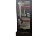 un grand miroir posé à même le sol
