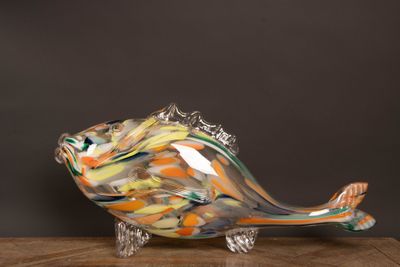 un poisson en verre posé sur une table en bois