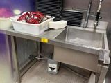 un évier de cuisine avec un plan de travail encombré