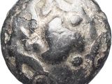 une vieille pièce d'argent sur laquelle figure un motif en noir et blanc