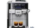 gros plan d'une machine à café avec deux tasses de café