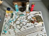 une table sur laquelle sont posés de nombreux bijoux