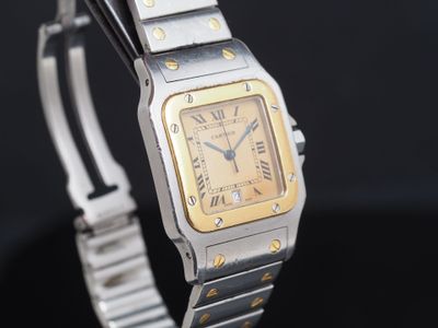 gros plan d'une montre sur une surface noire