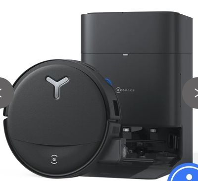 un gros plan sur une photo en noir et blanc représentant un robot