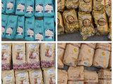 les nombreux sachets de nourriture posés sur la table