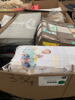 une boîte remplie d'articles pour bébé posée par terre