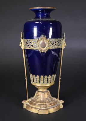 Vase balustre en porcelaine bleue, à monture en bronze cisel…