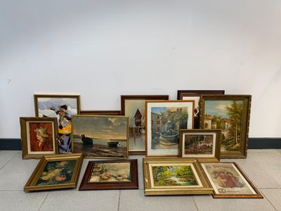 Il y a beaucoup d'œuvres d'art encadrées posées par terre dans cette pièce.