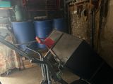 un diable qui se trouve dans un garage