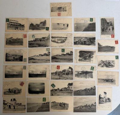 beaucoup de vieilles cartes postales accrochées au mur d'une pièce