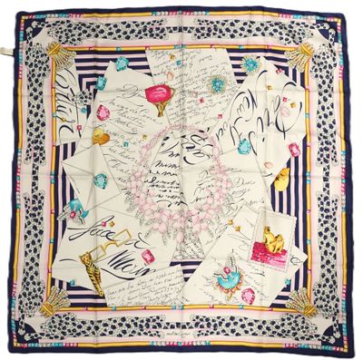 un foulard carré orné d'une carte de Paris
