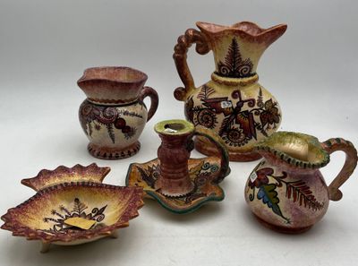 plusieurs pièces de poterie posées sur une table les unes à côté des autres