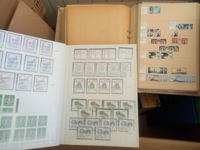 beaucoup de timbres et de timbres posés sur une table