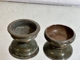 deux vases posés sur une table