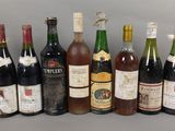 plusieurs bouteilles de vin sont alignées sur une table