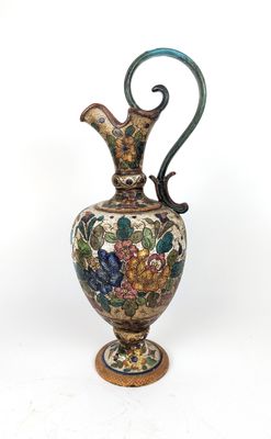 un vase posé sur un support sur une surface blanche