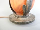 une lampe posée sur une table