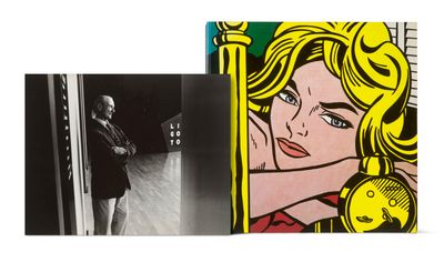 une photo en noir et blanc d'un homme debout à côté d'un tableau représentant une femme