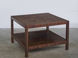 l'image d'une table en bois surmontée d'une étagère