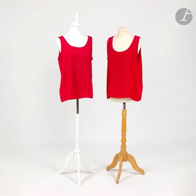 deux hauts rouges posés sur un mannequin, devant un fond blanc
