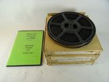 une bobine de film posée sur une boîte à côté d'un DVD