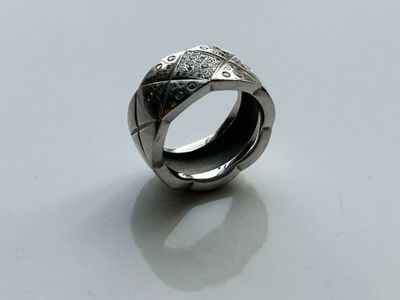 l'image d'un anneau d'argent sur une surface blanche