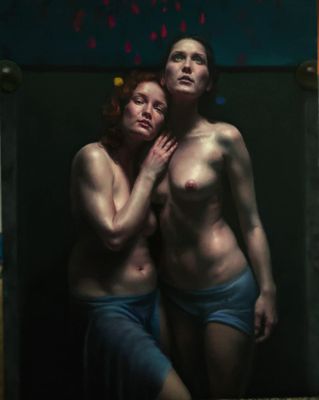 un homme et une femme en sous-vêtements, debout devant un miroir