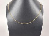un collier à chaîne en or sur le cou d'un mannequin