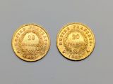 deux pièces d'or posées sur une surface grise