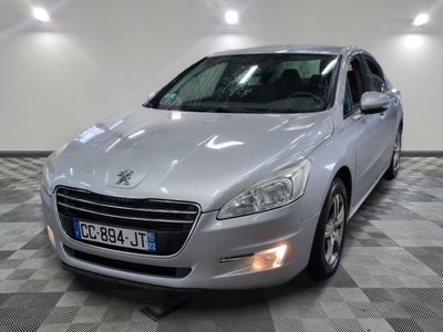 la voiture argentée est garée dans le garage sur le sol en damier