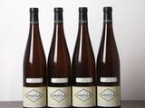 six bouteilles de vin sont alignées sur une table